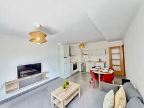 Eine moderne Wohnung mit Wohnzimmer, Essbereich und Küche.