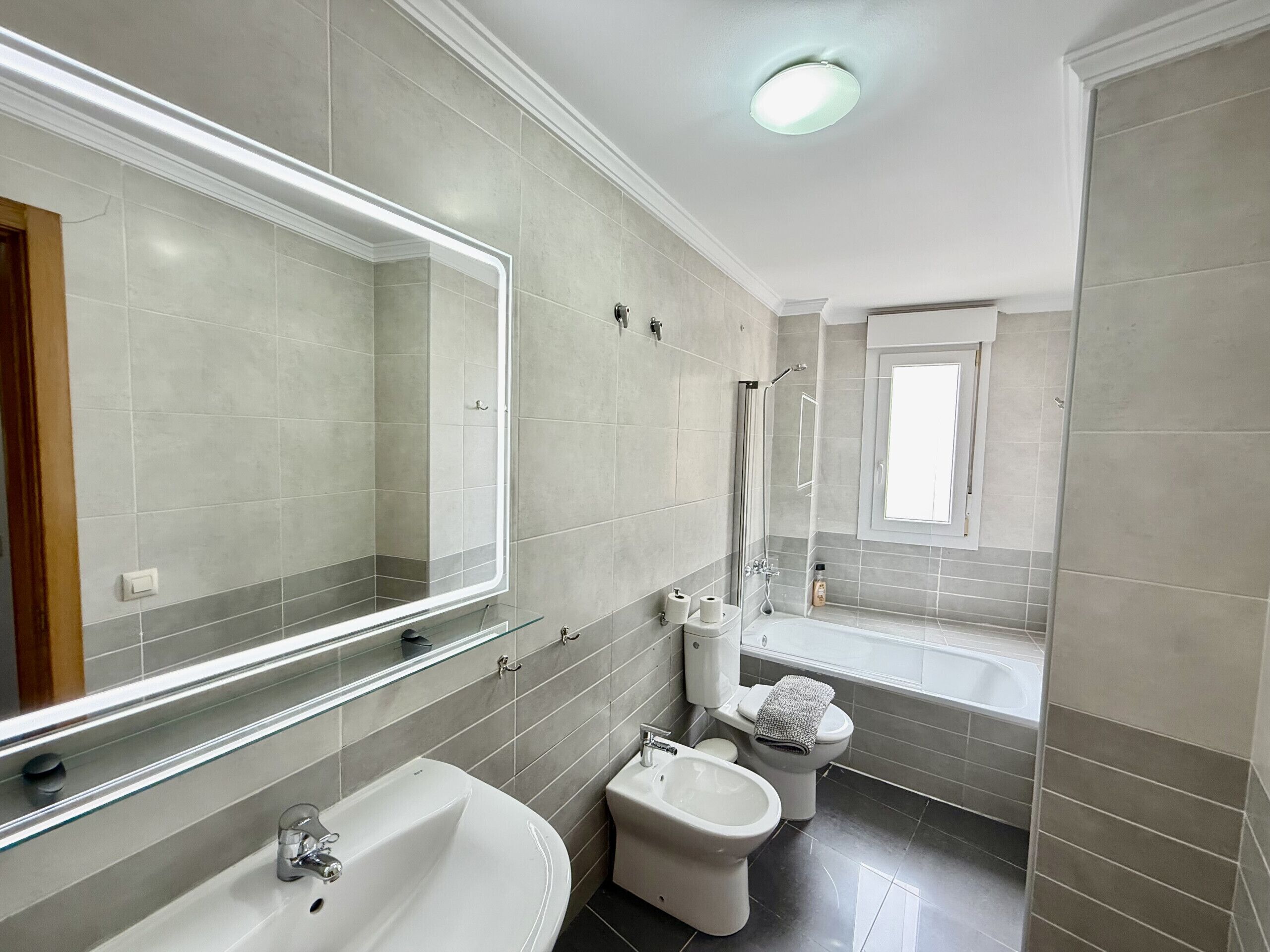 Douche, séchoir à cheveux, serviettes fournies