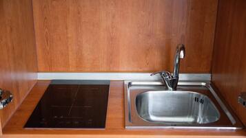 Fridge, stovetop, coffee/tea maker, electric kettle