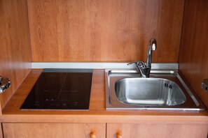 Refrigerador, parrilla de estufa, cafetera y tetera y tetera eléctrica 