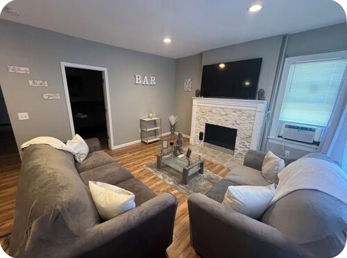 Spacious 3-bedroom apartment in lovely Trenton with AC