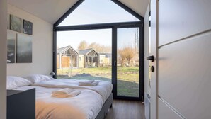 Una camera da letto con un letto grande, un armadio e vista sull'esterno.