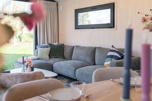 Een televisie en een kantoor