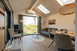 TV, offices - Tiny House with deck in Oud Ade | Tuin van Keet - 18 (Oud Ade)