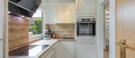 Frigorífico, microondas, horno y placa de cocina