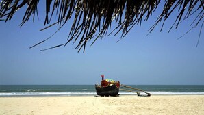 Una spiaggia con una barca sulla sabbia.