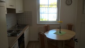 Kühlschrank, Ofen, Herdplatte, Wasserkocher mit Kaffee-/Teezubehör