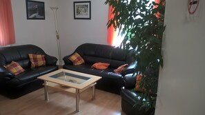 Una televisión, un reproductor de DVD, un reproductor estéreo