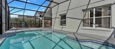 Una piscina al aire libre