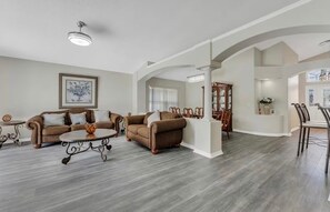 Smart TV - Perfect 4 bedroom charming Home with Pool in Kissimmee minutes from Disney!! (Kissimmee)