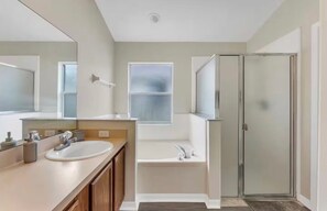 Shower, jetted bath, towels, soap - Perfect 4 bedroom charming Home with Pool in Kissimmee minutes from Disney!! (Kissimmee)