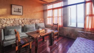 Phòng đôi tiện nghi đơn giản | Bộ đồ giường cao cấp, trang trí khác biệt