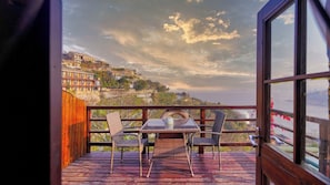 Deluxe Twin Room | Terrace/patio - Aurora Rock Villa Resort (Taizhou)