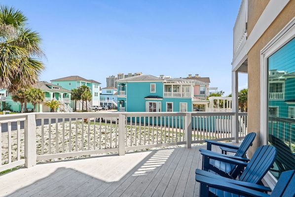 Terrace/patio - 🐾Pet Friendly | Walk to Sound-Side Beach | Community Pool | The Salty Pelican (Navarre Beach)