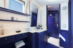 Dusche, kostenlose Toilettenartikel, Haartrockner, Handtücher