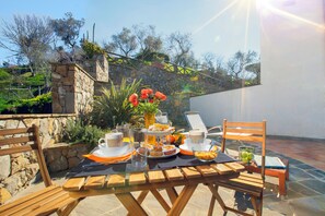 Outdoor dining - Sea View Family Apartment with Terrace - Sorrento Hills Retreat (Colli di Fontanelle)