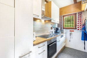 Frigorífico, horno, placa de cocina y lavavajillas