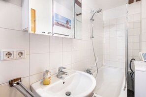 Shower, hair dryer, towels - Holiday Home 'Ferienhaus Westerwald' with Wi-Fi (Mengerskirchen)