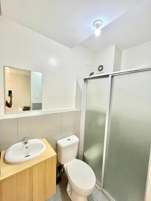 Family Condo, 2 Bedrooms, Kitchen, City View | Bathroom - 2 BR Urban Deca Homes Banilad by Gerra (Mandaue)