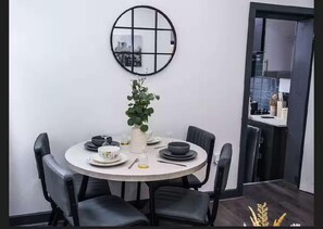 Dining - Sleepsupto8-citycentre-familyfriendly-freeparking (Stoke-on-Trent)