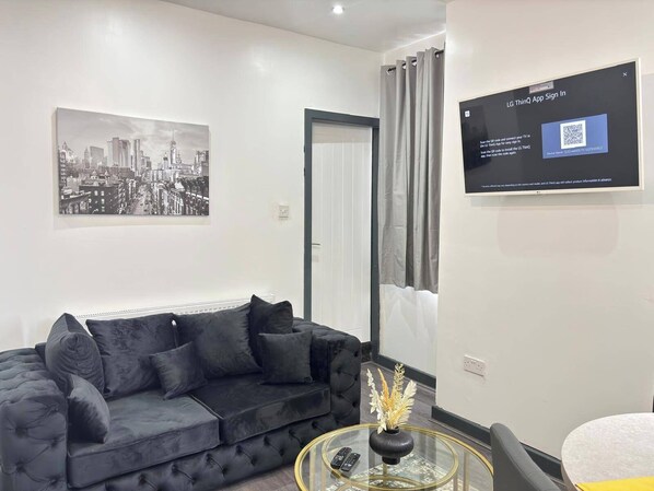 Living area - Sleepsupto8-citycentre-familyfriendly-freeparking (Stoke-on-Trent)