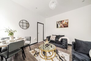 Living area - Sleepsupto6-citycentre-familyfriendly-freeparking (Stoke-on-Trent)