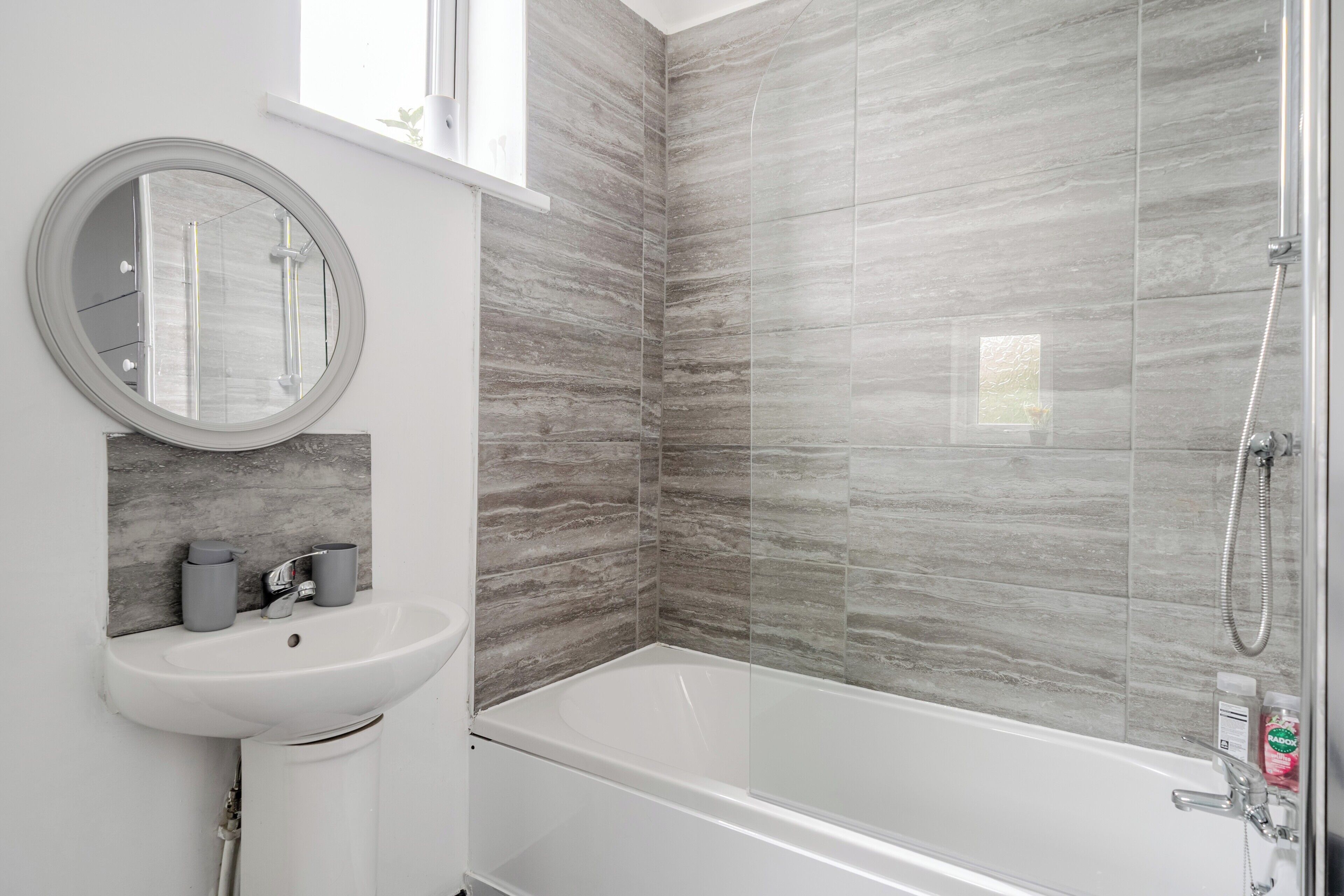 Combined shower/tub, deep soaking tub, towels