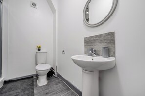 Combined shower/bathtub, deep-soaking bathtub, towels - Sleepsupto6-citycentre-familyfriendly-freeparking (Stoke-on-Trent)