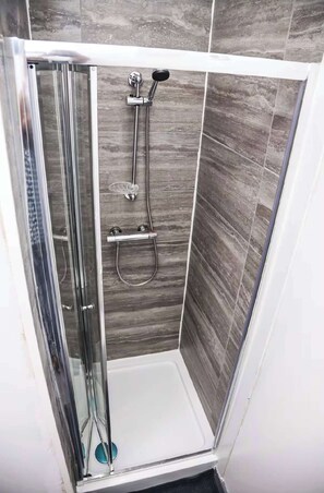 Bathroom - Sleepsupto8-citycentre-familyfriendly-freeparking (Stoke-on-Trent)