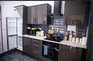 Private kitchen - Sleepsupto8-citycentre-familyfriendly-freeparking (Stoke-on-Trent)