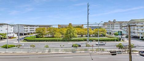 Useita kerroksia sisältävä pysäköintihalli, jonka keskellä on viheralue ja jonka yllä kulkee jalankulkusilta.