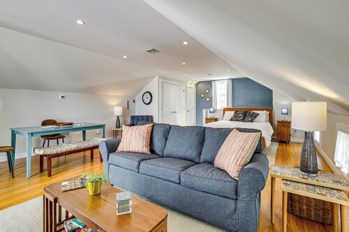 Walk to Coast! Convenient Cottage in Dtwn Madison