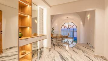 Villa, 6 Schlafzimmer, eigener Pool, Meerblick | Innenbereich