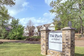 Apartment (2 Bedrooms) | Interior - 2 Mi to Ole Miss University! Condo w/ Pool Access (Oxford)