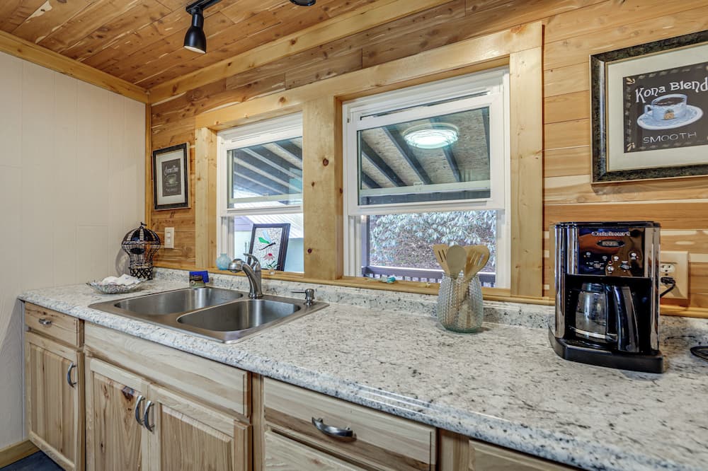 Quaint Mountain Charm! Robbinsville Hideaway - Lake Santeetlah, NC