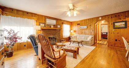 Walk to Edinboro Lake: Cozy Cottage w/ Porch!