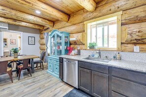 Interior - 'rustic Cliff Ranch' in Uintah Basin: Dogs Welcome (Fort Duchesne)