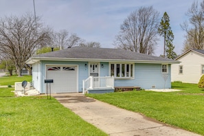 A single-story house with a garage, a front porch, and a lawn. - 7 Mi to Mississinewa Lake! Charming Home (Converse)