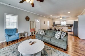Interior - Bring Your Pets! Family-friendly Gem in Cove City (Cove City)