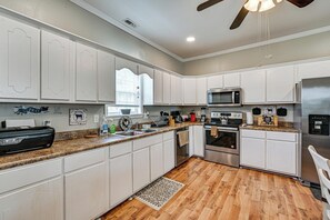 Interior - Bring Your Pets! Family-friendly Gem in Cove City (Cove City)