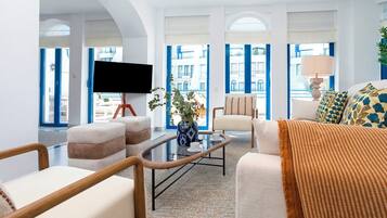 Apartment (3 Bedrooms) | Living room