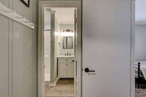 2 bedrooms, iron/ironing board, Internet, bed sheets - Sunset Rentals | Ocean Dunes 121 (Hilton Head Island)