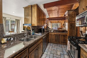 Fridge, microwave, oven, stovetop - Walk to Snow Summit, Hot Tub, AC, Tesla Charger & Fire Pit, Evergreen Cabin (Big Bear Lake)