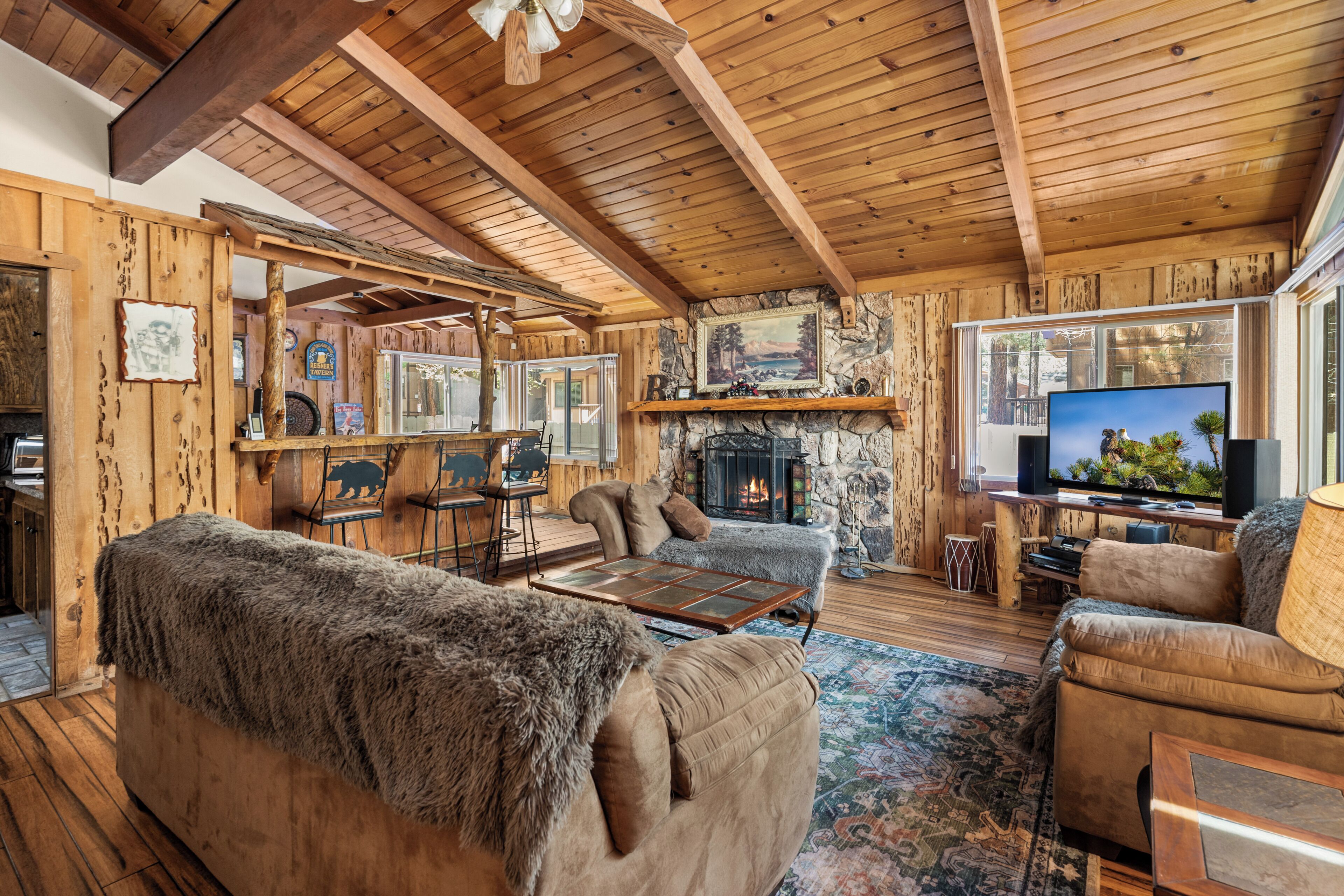 Smart TV, fireplace