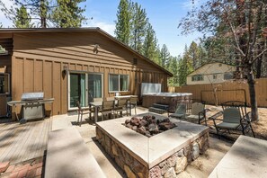 Outdoor dining - Walk to Snow Summit, Hot Tub, AC, Tesla Charger & Fire Pit, Evergreen Cabin (Big Bear Lake)