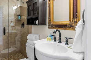 Shower, jetted bath, hair dryer, towels - Walk to Snow Summit, Hot Tub, AC, Tesla Charger & Fire Pit, Evergreen Cabin (Big Bear Lake)
