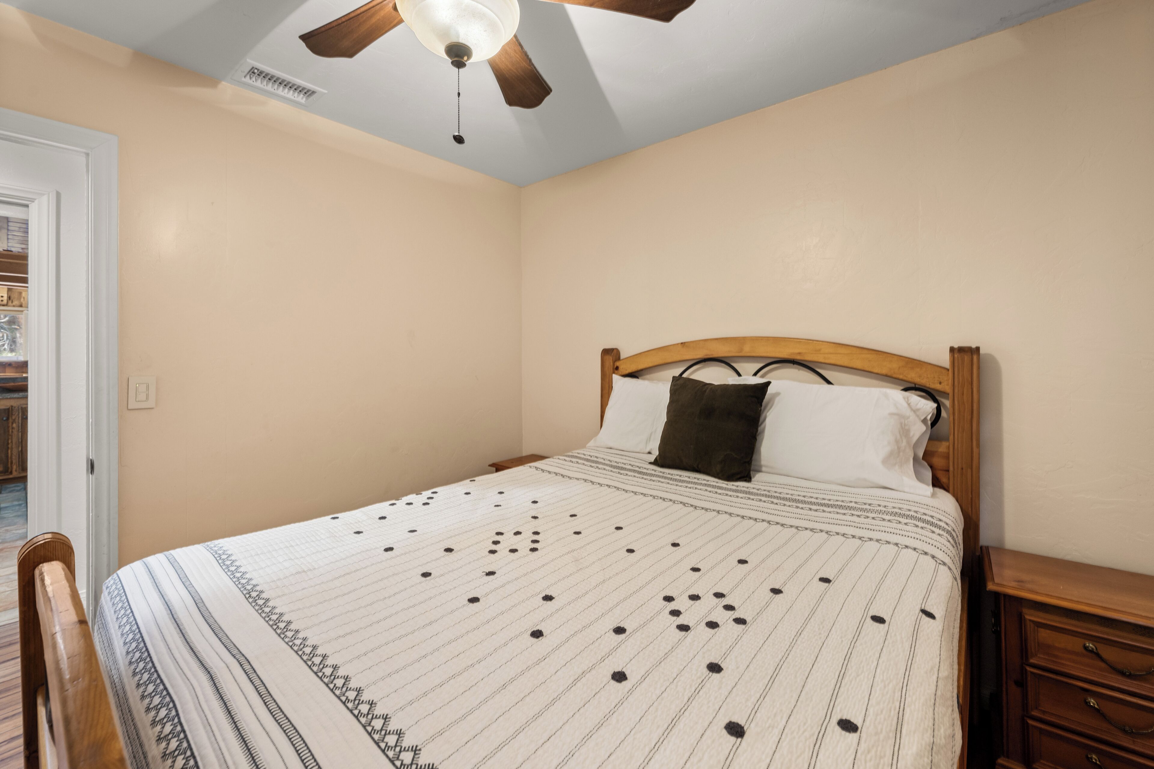 4 bedrooms, desk, free WiFi, bed sheets