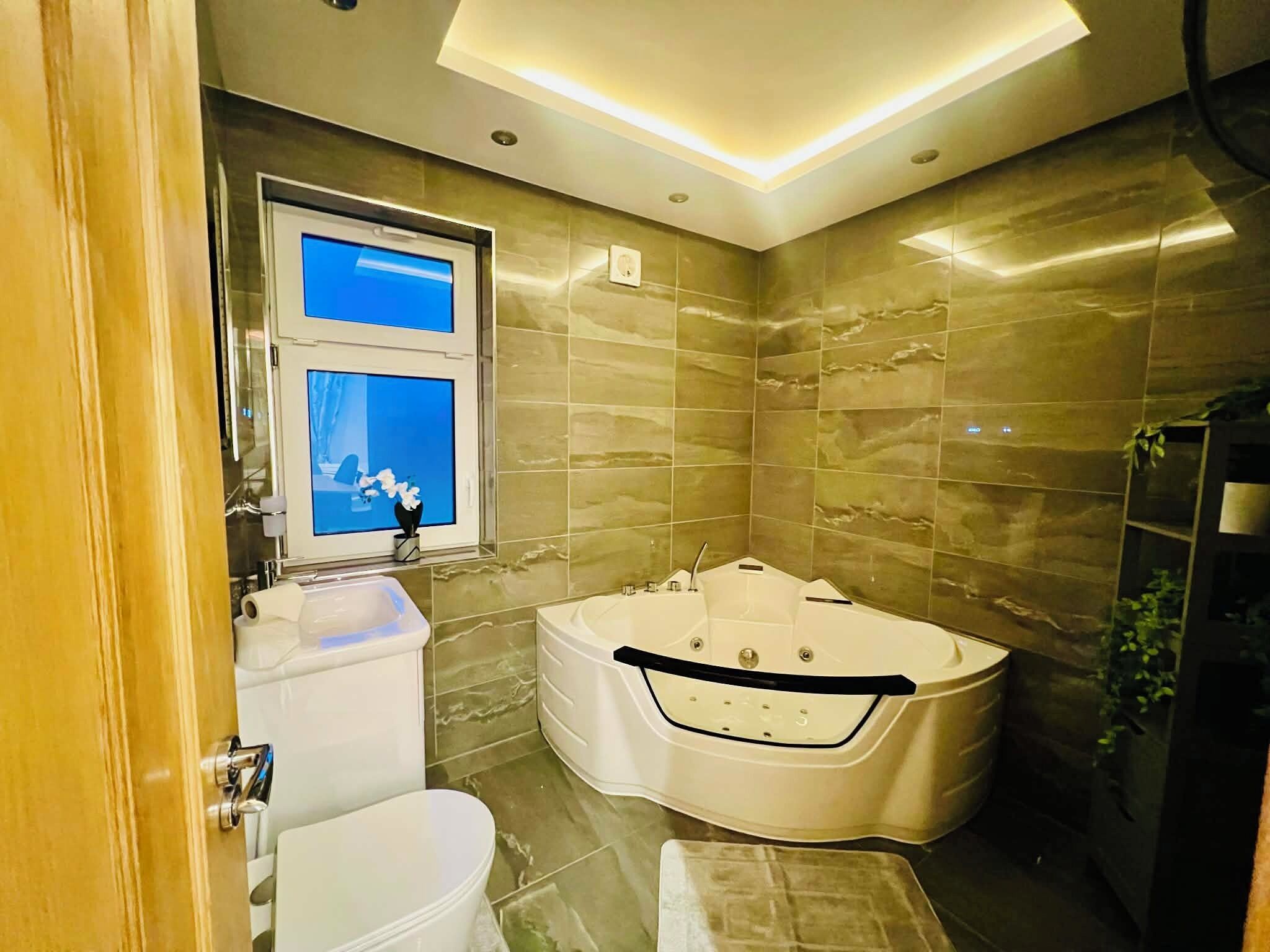 Een douche, een bubbelbad, een haardroger, handdoeken