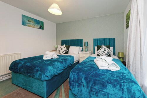 House Sleeps 14 With Enclosed Garden