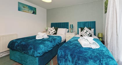 House Sleeps 14 With Enclosed Garden